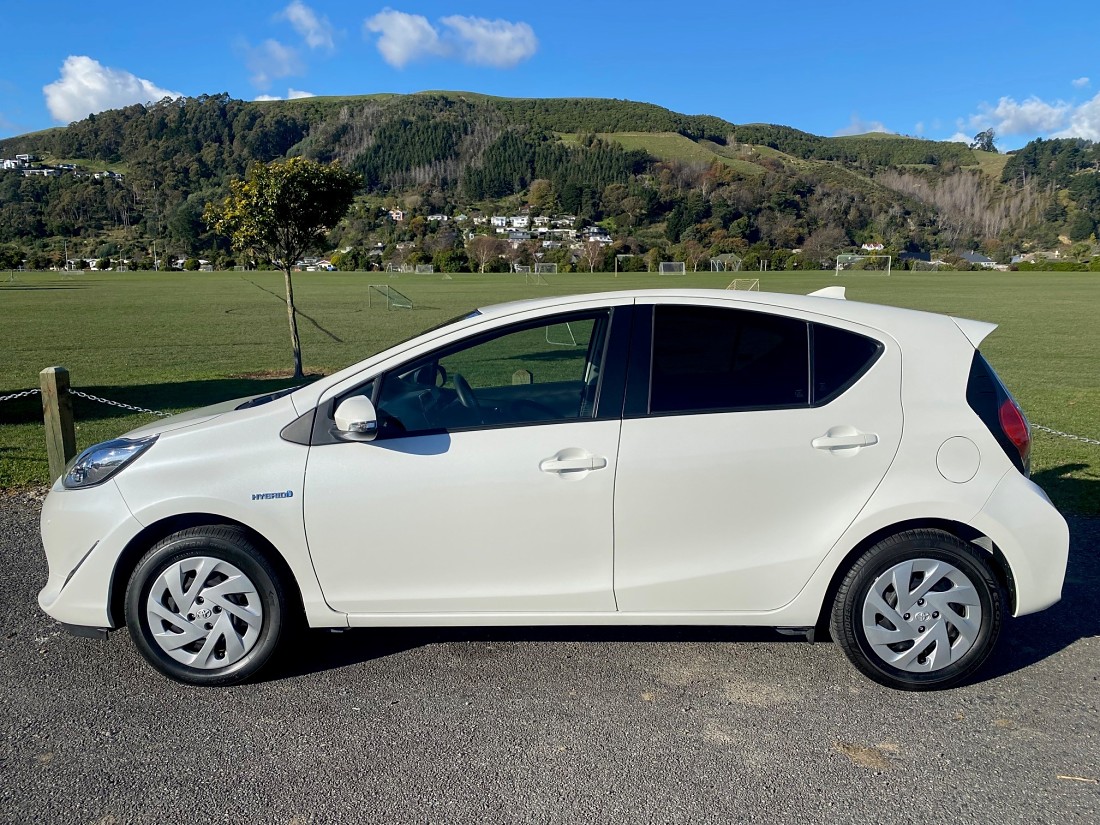 2019 Toyota Aqua side profile. 