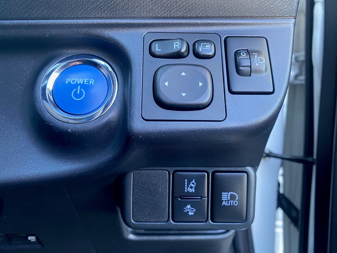 2019 Toyota Aqua New Zealand power button. 