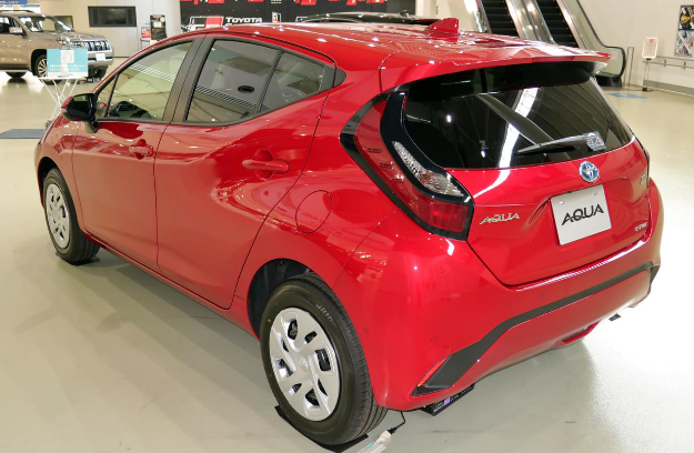 2021 Toyota Aqua side and rear view. 