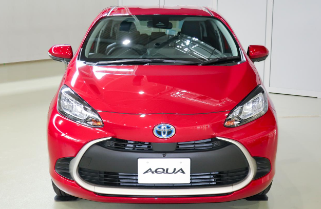 2021 Toyota Aqua front view. 