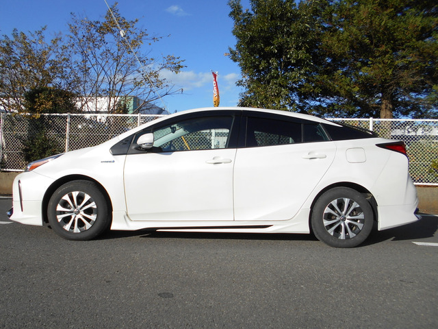 2021 Toyota Prius side profile.