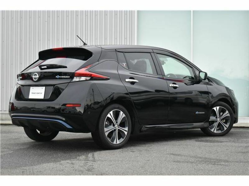 2018 Nissan Leaf rear and side profile. 