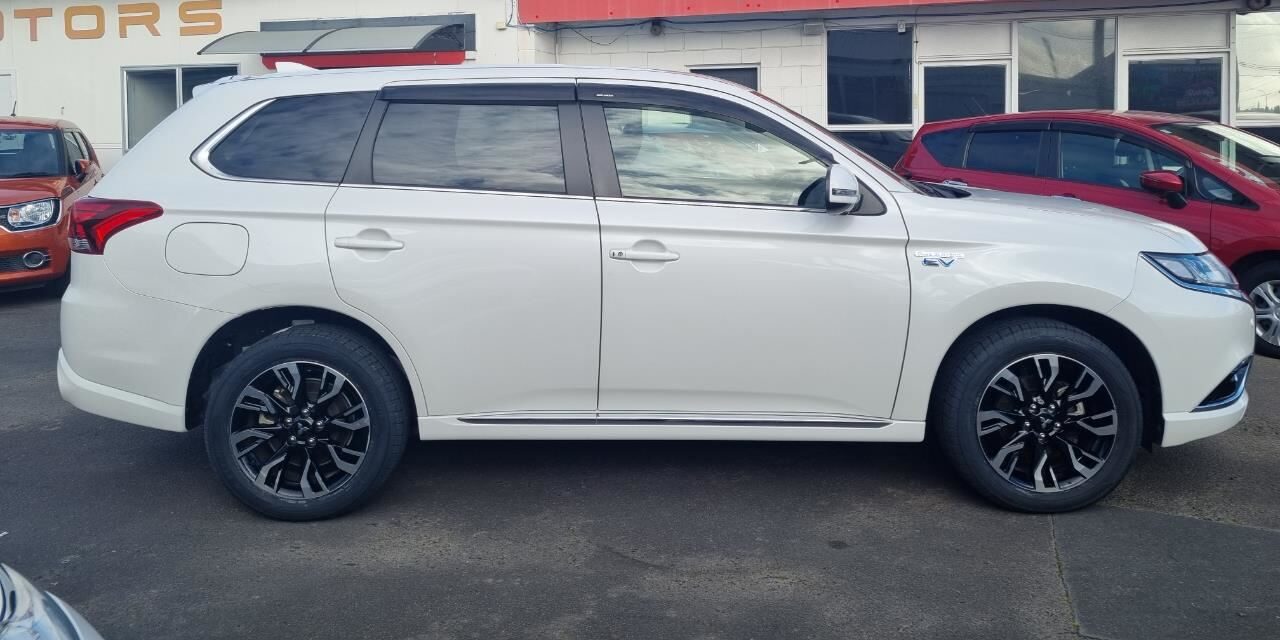 2019 Mitsubishi Outlander side profile. 