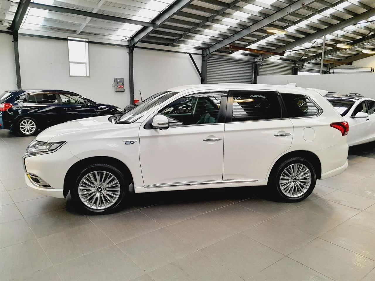 2018 Mitsubishi Outlander side profile.