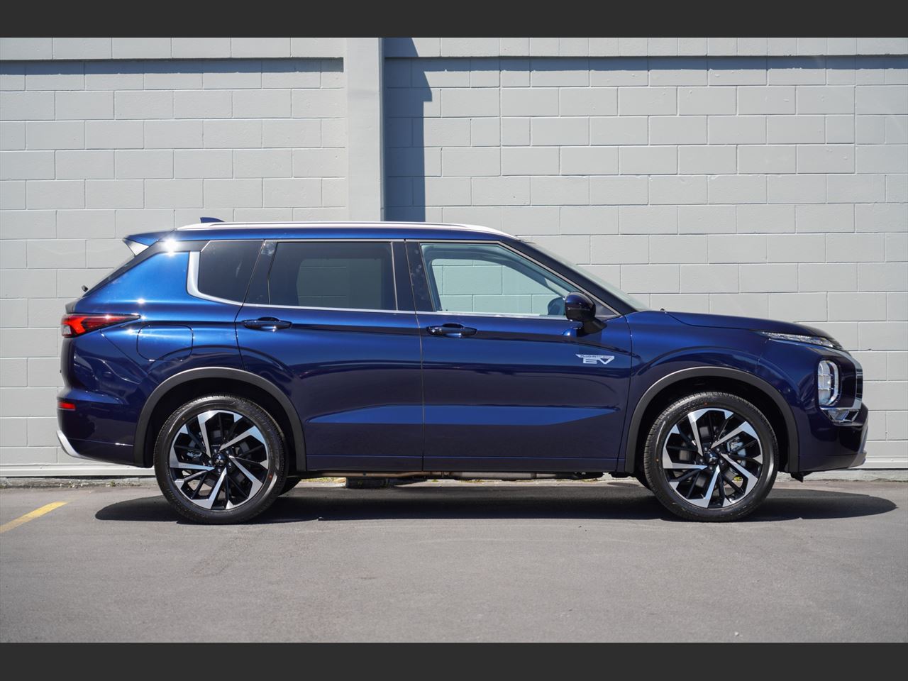 2022 Mitsubishi Outlander side profile.